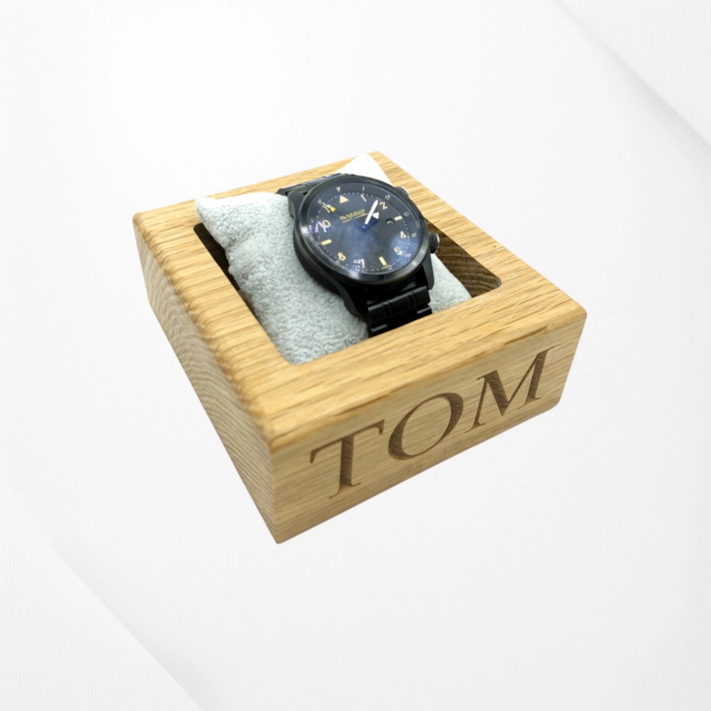 Personalised oak watch holder engraved TOM – single watch gift tra